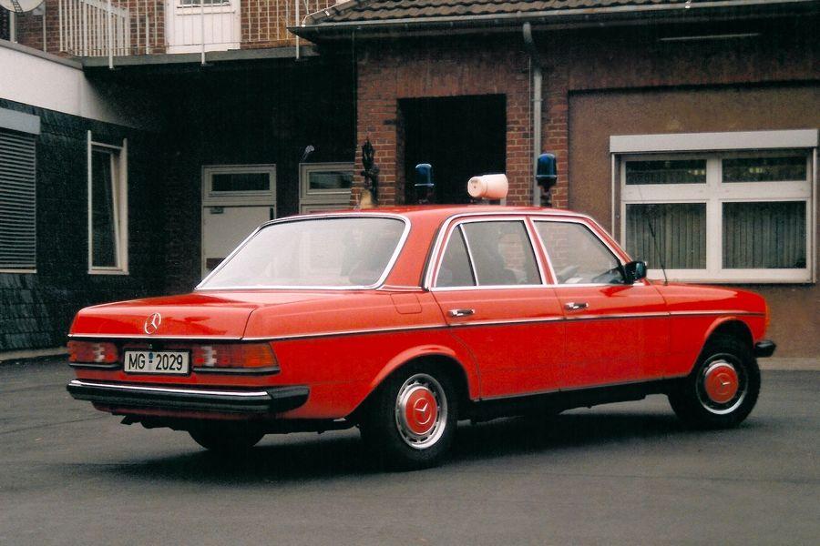  Mercedes-Benz 200 Feuerwehr Kommandowagen 1982 года  (фото 4 из 4)